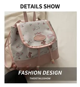 Detailansicht des rosa-cremefarbenen Lederrucksacks mit Blumen- und Tiermotiven