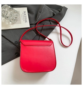 Vue détaillée arrière d'un sac bandoulière rouge rectangulaire sur une veste grise