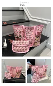 Détail du sac cabas rose à motif chevron avec imprimés ours et lapin et bandoulière rose