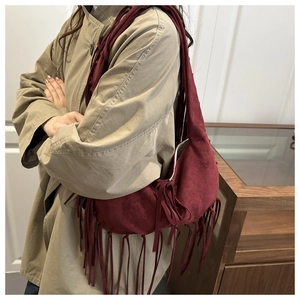 Détails du sac bandoulière bordeaux avec de longues franges en daim élégantes