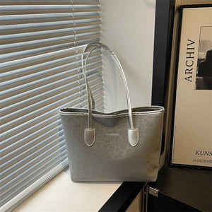 Grand sac cabas gris argenté à motif léopard embossé avec inscription FASHION