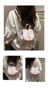 Nahaufnahme des rosa Kordelzugs und der niedlichen Blumendrucke am Mädchenrucksack