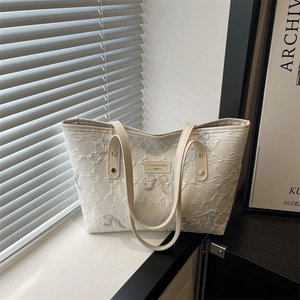 Quilted white tote bag with colorful bow embroidery and large capacity for daily use