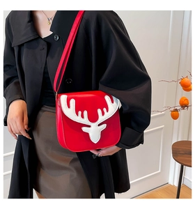 Sac bandoulière rouge de Noël avec bois de renne blancs porté par un mannequin