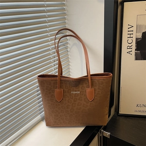 Sac fourre-tout à imprimé léopard marron avec lettrage et longues bandoulières