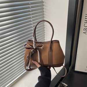 Sac à main léopard marron en textures contrastées avec ruban décoratif chic