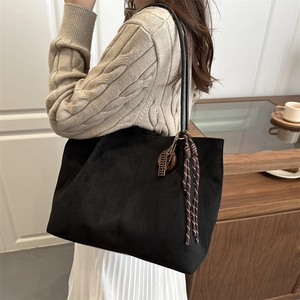 Grand sac cabas noir en simili daim avec pendentif décoratif pour femme au quotidien