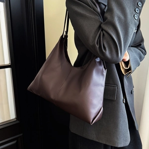 Sac sous le bras minimaliste marron foncé en similicuir pour un style de bureau moderne
