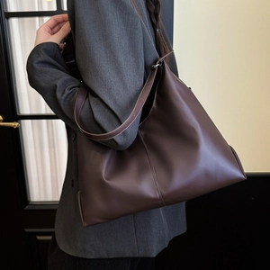 Grand sac cabas minimaliste en cuir marron pour femme, parfait pour le travail de bureau