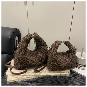Détail de sacs à main en peluche marron en deux tailles avec lanières en cuir et boucles
