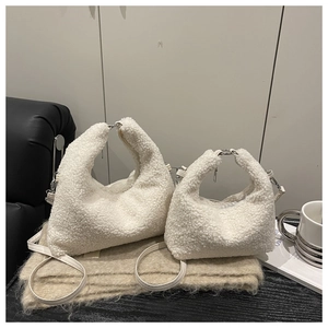Détail de sacs à main en peluche blanche avec poignées métalliques et laine d'agneau