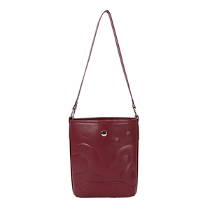 Sac seau rouge foncé avec motifs abstraits en relief et boucle en argent métallique