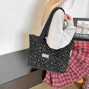 Bolso tote grande de pana negra con corazones blancos y lazos para uso diario mujer