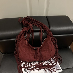 Sac hobo croissant en daim bordeaux avec de longues franges et cordon de serrage