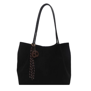 Grand sac cabas noir rétro en daim doux avec pendentif bretzel et bandoulières fines