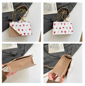 Détails du sac à bandoulière kaki avec motifs cerises et bandoulière dorée