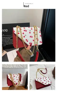 Détails du sac bandoulière rouge et blanc à motif cerise avec chaîne dorée