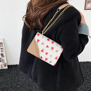 Petit sac à bandoulière d'été avec motifs cerises et bandoulière chaîne dorée