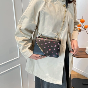 Sac à bandoulière noir tendance avec imprimé floral cerise et chaîne dorée