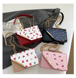 Détail de quatre sacs bandoulière imprimés avec bandoulière chaîne et décor doré