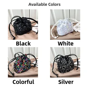 Dettagli delle borse a secchiello con paillettes in nero, bianco, multicolore e argento