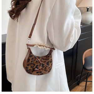 Dettaglio mini borsa leopardata con fiocchi marroni e rifiniture in pizzo fine