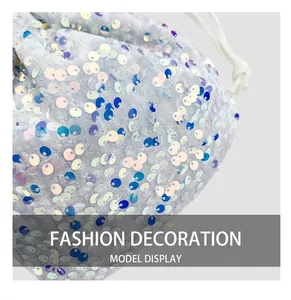 Dettaglio ravvicinato delle paillettes blu e bianche su una borsa alla moda con coulisse