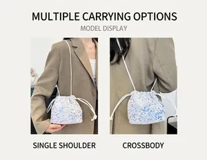 Modella che indossa la borsa a secchiello con paillettes come borsa a spalla e a tracolla
