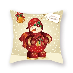 Détail de la housse de coussin de Noël crème avec un bonhomme de neige et des cloches
