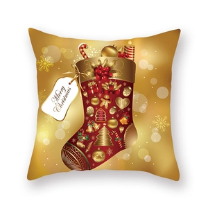 Détail de la taie d'oreiller de Noël en satin avec dégradé doré et bas de Noël rouge festif