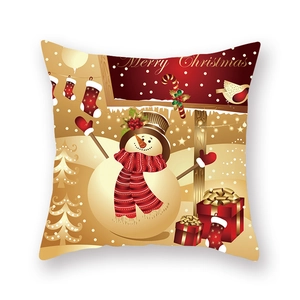 Détail d'une taie d'oreiller de Noël en satin avec bonhomme de neige et texte festif