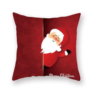 Détail d'une taie d'oreiller de Noël rouge avec motifs flocons et imprimé Père Noël