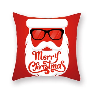 Vue détaillée d'une taie de coussin rouge de Noël avec le Père Noël et des lunettes