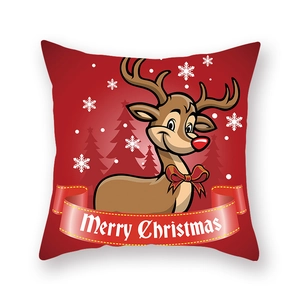 Vue détaillée du renne de Noël et texte Merry Christmas sur une taie d'oreiller rouge