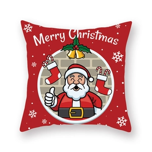 Détail d'une taie d'oreiller de Noël rouge avec Père Noël, sucres d'orge et cloches