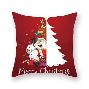 Détail d'une taie d'oreiller de Noël rouge avec imprimés festifs et texte Merry Christmas