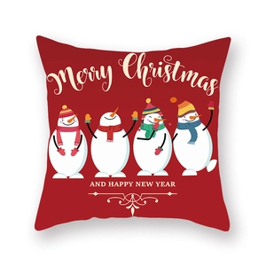Détail d'une housse de coussin de Noël rouge avec bonhomme de neige et vœux festifs