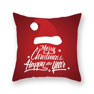 Détail de la taie d'oreiller rouge avec bonnet de Noël blanc et vœux festifs