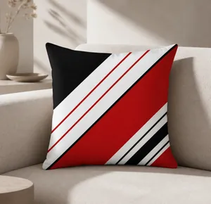 Dettaglio del copricuscino quadrato con strisce geometriche rosse nere e bianche