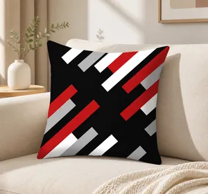 Dettaglio copricuscino nordico con strisce geometriche rosse e grigie su tessuto nero