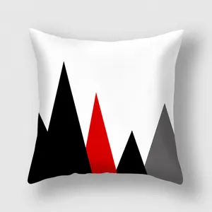 Dettaglio del motivo geometrico a montagne rosse e grigie su federa quadrata