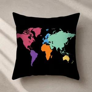 Dettaglio di federa quadrata con stampa della mappa del mondo colorata su nero