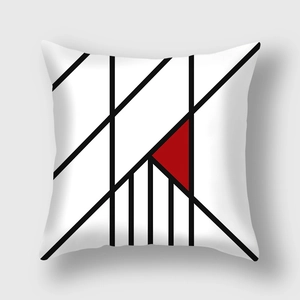 Funda de cojín geométrica con líneas negras y triángulo rojo sobre fondo blanco