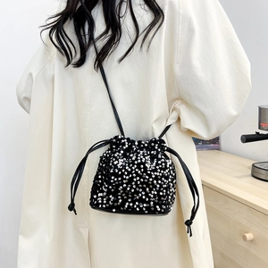 Elegante borsa a secchiello nera con coulisse e paillettes argentate da donna