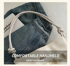 Detail der cremefarbenen Tasche mit Schachbrettmuster, Spitze und JINGPIN-Metalllogo