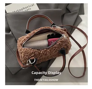 Interno spazioso della borsa Boston in peluche marrone con spazio per cellulare e portafoglio