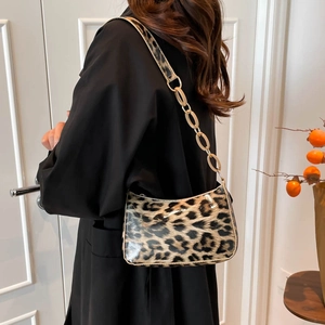 Elegante borsa hobo leopardata con tracolla a catena in metallo dorato