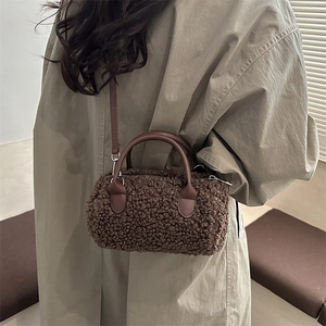 Borsa a cilindro marrone in pile teddy con manici in pelle e tracolla rimovibile