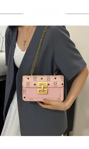 Détail du sac bandoulière rose avec imprimés ours et fermoir métallique doré élégant