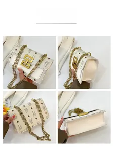Détails du sac bandoulière crème avec motif ours et bandoulière chaîne dorée